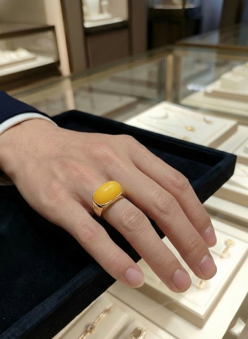 عام خاتم رجالي بيضاوي الشكل، مصنوع من النحاس والذهب عيار 18 قيراطاً، مرصع بالعنبر، ومقاسه قابل للتعديل. - Image 1